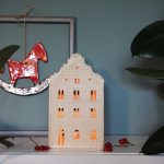 Lampion ceramiczny "Beżowa kamienica z czerwonym dachem"