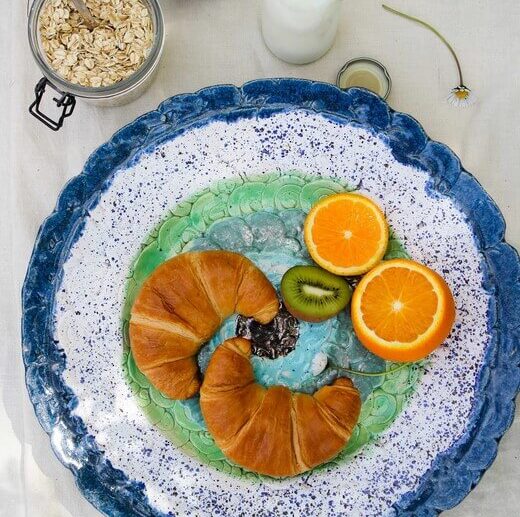 Śniadaniowa aranżacja na ceramicznej paterze