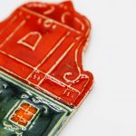 Zawieszka ceramiczna "Ciemnozielona kamienica"