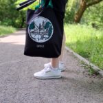 notesy i zeszyty, dekoracje z betonu, pamiątki z Opola, galeria biały kruk, rękodzieło, naturalne świece sojowe, kubki ceramiczne, ozdoby z ceramiki, plecaki i torby, Rękodzieło artystyczne, dekoracje florystyczne, Sklep galeria biały kruk, biżuteria artystyczna, maskotki dekoracyjne