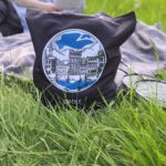 notesy i zeszyty, dekoracje z betonu, pamiątki z Opola, galeria biały kruk, rękodzieło, naturalne świece sojowe, kubki ceramiczne, ozdoby z ceramiki, plecaki i torby, Rękodzieło artystyczne, dekoracje florystyczne, Sklep galeria biały kruk, biżuteria artystyczna, maskotki dekoracyjne