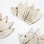 Zawieszka ceramiczna "Jeż w liściach"