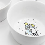 notesy i zeszyty, dekoracje z betonu, pamiątki z Opola, galeria biały kruk, rękodzieło, naturalne świece sojowe, kubki ceramiczne, ozdoby z ceramiki, plecaki i torby, Rękodzieło artystyczne, dekoracje florystyczne, Sklep galeria biały kruk, biżuteria artystyczna, maskotki dekoracyjne