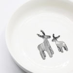 notesy i zeszyty, dekoracje z betonu, pamiątki z Opola, galeria biały kruk, rękodzieło, naturalne świece sojowe, kubki ceramiczne, ozdoby z ceramiki, plecaki i torby, Rękodzieło artystyczne, dekoracje florystyczne, Sklep galeria biały kruk, biżuteria artystyczna, maskotki dekoracyjne