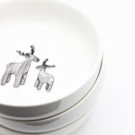 notesy i zeszyty, dekoracje z betonu, pamiątki z Opola, galeria biały kruk, rękodzieło, naturalne świece sojowe, kubki ceramiczne, ozdoby z ceramiki, plecaki i torby, Rękodzieło artystyczne, dekoracje florystyczne, Sklep galeria biały kruk, biżuteria artystyczna, maskotki dekoracyjne