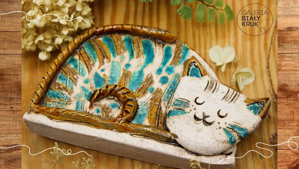 Figura ceramiczna “Śpiący Kot” to wyjątkowy element dekoracyjny, emanujący urokiem i autentycznością w każdym szczególe.