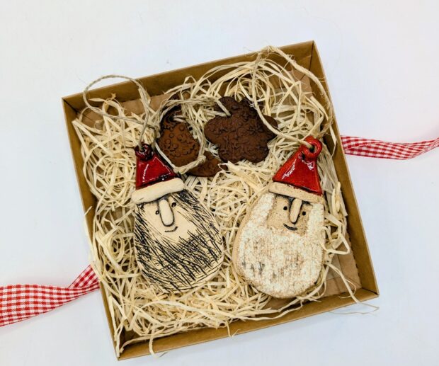 Zestaw ceramicznych zawieszek 4 szt. "Pierniki i mikołaje"