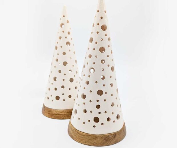 Lampion ceramiczny na dębowej podstawie "Kolorowa Choinka"